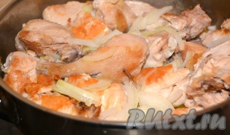 Перемешать курицу с луком и обжаривать 10 минут, иногда перемешивая, на среднем огне.