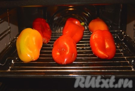 Болгарский перец вымыть, тщательно высушить, сложить на решетку (противень) и отправить запекаться в заранее нагретую до 250 градусов духовку. 