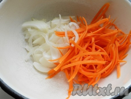 Морковь натереть на терке для корейской моркови, лук порезать тонкими полукольцами. Поместить в глубокую миску.