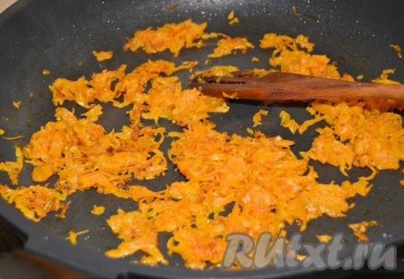 Налить в сковороду 3 столовые ложки растительного масла и обжаривать в нем морковь 3-4 минуты, помешивая, чтобы не подгорела.

