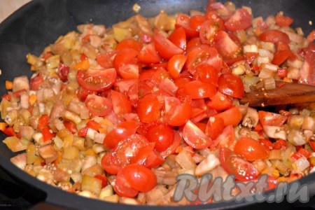 Помидоры мелко нарезать и добавить к овощам в сковороду.