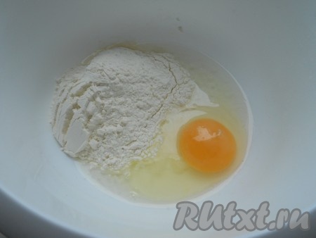 Приготовить тесто для лапши: к яйцу добавить 1 чайную ложку воды и просеянную муку.
