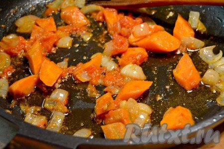 Нарезанные морковь, помидоры и лук обжарить на растительном масле  почти до полной готовности. Обжаренные овощи добавят супу наваристость. Пока овощи обжаривались, картофель разварился, что тоже добавит наваристости супу.