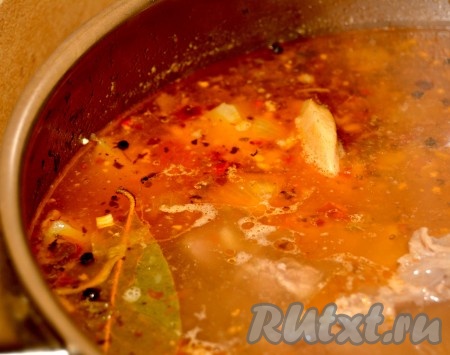 Обжаренные овощи, специи, соль и перец добавить в суп и варить еще 15 минут.