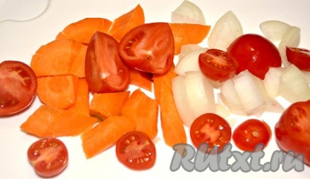 Пока картофель разваривается, нарезать морковь, помидоры и репчатый лук.
