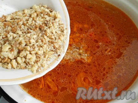 В бульон с мясом и рисом добавить подготовленный соус и всыпать грецкие орехи.