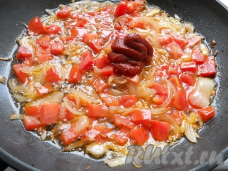 Добавить к луку порезанные небольшими кубиками помидоры (кожицу можно удалить) и томатную пасту. Обжаривать на небольшом огне до образования соуса. 