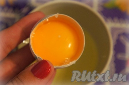 Белки отделить от желтков.
СОВЕТ: сделайте это очень аккуратно, так как если даже немного желтка попадёт в белки - это может неблагоприятно сказаться на процессе взбивания мусса. Важно, чтобы яйца были охлаждёнными.