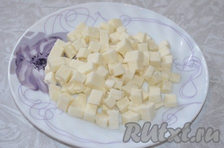 Сыр для салата порезать мелкими кубиками, со стороной примерно 0,5 см.
