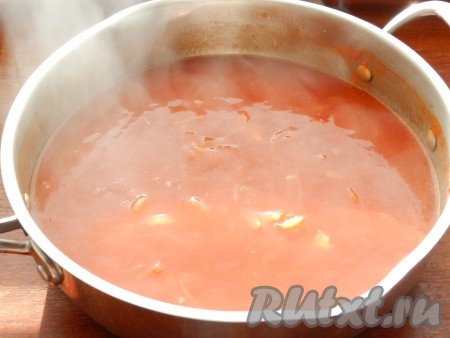 Добавить томатную пасту, соевый соус,  соль, сахар, паприку, влить воду, перемешать. Крахмал развести в 1/4 стакана воды и влить в соус, перемешать, довести до кипения и прогреть 2-3 минуты.