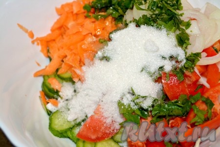 Добавить в миску с овощами соль, сахар, уксус и растительное масло.
