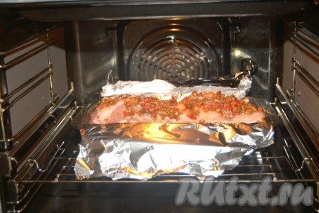 Затем отправить свиную грудинку в заранее нагретую до 180 градусов духовку на 1,5 часа. Фольгой не прикрывать.
