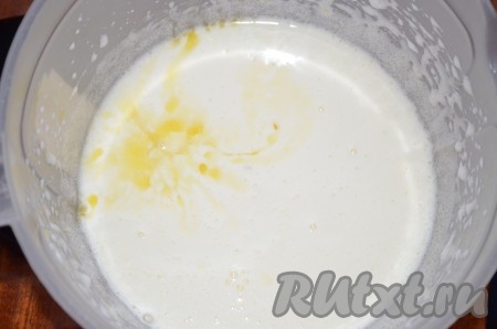Яйца взбить с сахаром и ванилином в пышную массу. Добавить масло, снова взбить.