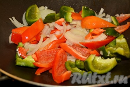 Добавить нарезанные овощи к чесноку с имбирем.