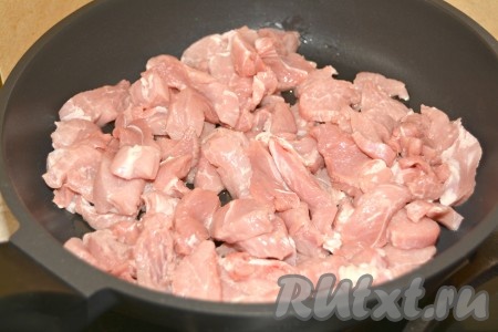 На сковороду налить растительное масло и  в горячее масло выложить кусочки свинины.