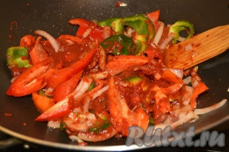 После добавления томатной пасты  перемешать и обжаривать еще 5 минут.