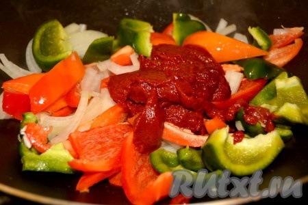 Перемешать и обжаривать 5-7 минут, затем добавить томатную пасту.