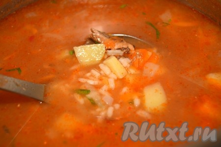 Довести суп с килькой до кипения, проварить 5 минут и можно выключать.