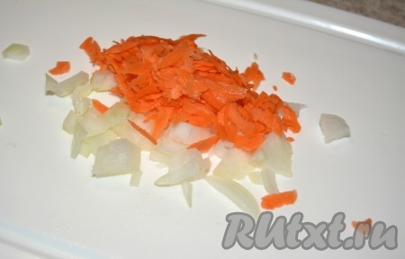 Лук репчатый мелко нарезать, морковь натереть на крупной терке.