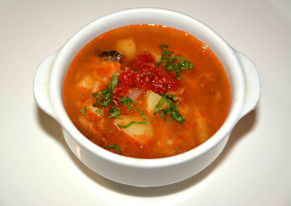 Суп из рыбных консервов в томатном соусе. Суп с килькой в томатном соусе. Суп с килькой в томате. Суп с консервой килька. Рыбный суп из консервов килька в томате.