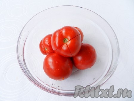 На помидорах сделать крестообразный надрез, залить их кипятком на 1 минуту, затем сразу опустить в холодную воду.