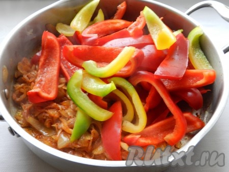 Выложить в сковороду болгарский перец, перемешать и обжаривать вместе с луком примерно 5 минут.