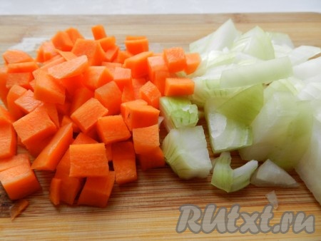 Лук и морковь очистить и нарезать кубиками.
