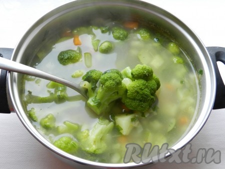 Выложить в суп брокколи и варить не более 7 минут. В конце приготовления добавить в суп мелко нарезанную зелень и  мясо из бульона.