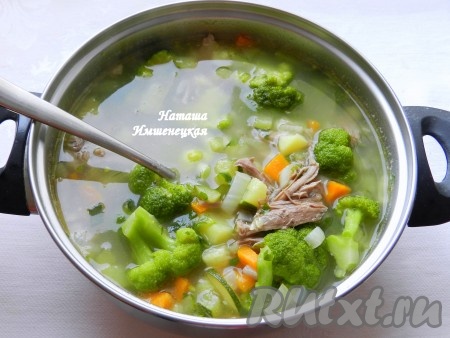 Вкусный суп из капусты брокколи готов.
