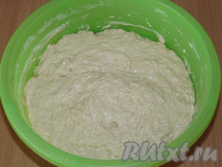 Добавить просеянную муку и замесить мягкое тесто. В конце замеса добавить растительное масло. Поставить тесто в тёплое место примерно на 1 час.