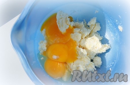 К сахарно-масляной смеси добавить сырые яйца, тщательно перемешать вилкой.
