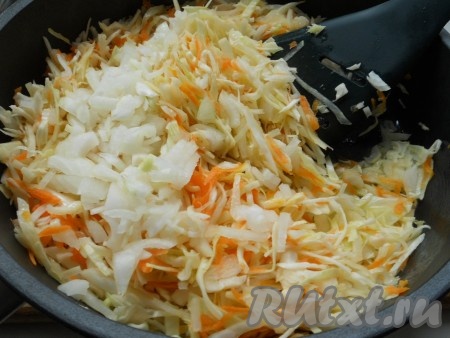 Пока тесто находится в холодильнике, приготовить начинку. Капусту нашинковать (некрупно), смешать с морковью, натертой на крупной терке. Посолить и помять руками. В сотейник влить растительное масло, поставить на огонь. Выложить капусту. Обжарить немного, пока капуста обмякнет (5-7 минут). Добавить мелко нарезанный лук.
