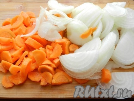 Нарезать лук и морковь полукольцами.
