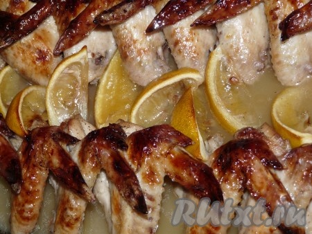 Поставить куриные крылышки с лимоном в заранее разогретую духовку и запекать при температуре 200 градусов примерно 35-40 минут. Блюдо получается не только аппетитным, но и очень вкусным.
