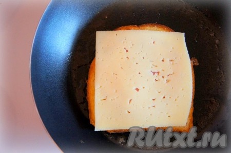 Добавьте ломтик сыра. Готовьте ещё около минуты.