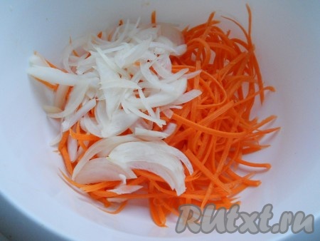 Морковь и лук очистить. Лук порезать тонкими полукольцами, морковь натереть на терке для корейской моркови (или на крупной терке).
