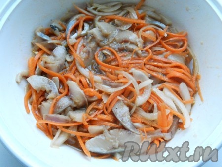 Смешать кусочки сельди с морковью и луком в глубокой посуде. Залить подготовленным маринадом, перемешать. Накрыть крышкой и поставить в холодильник на 3-4 часа. Можно кушать маринованную сельдь!
