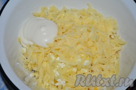 Сыр натереть на крупной терке, добавить к фасоли, кукурузе и яйцам. Салат посолить, поперчить, заправить майонезом.
