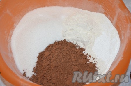Для приготовления теста в миске смешать муку, сахар, разрыхлитель и какао-порошок.