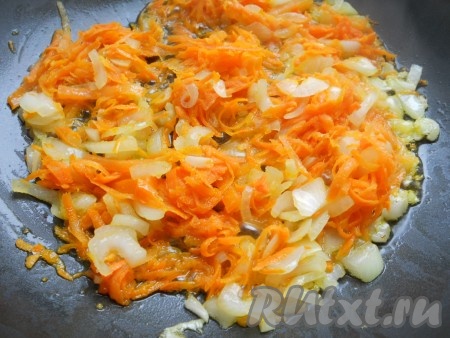 Лук нарезать, морковь натереть на крупной терке. Обжарить на растительном масле до мягкости овощей.