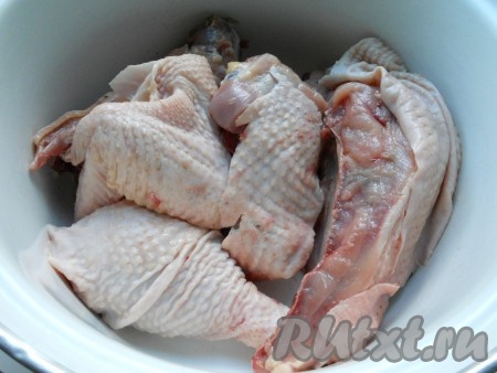 Курицу хорошо вымыть, нарезать на части, выложить в кастрюлю.