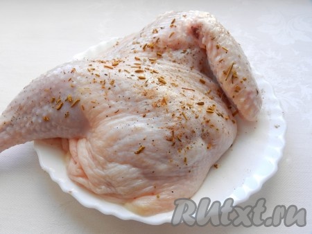 Курицу вымыть, обсушить, натереть солью, черным перцем и специями.