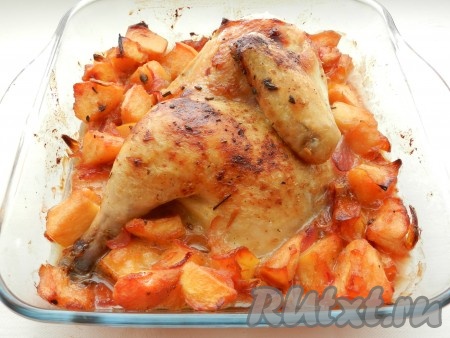 Чтобы проверить, готово ли куриное мясо, проткните курицу острым ножом. Если мясо мягкое и вытекает прозрачный сок, значит курица готова.

