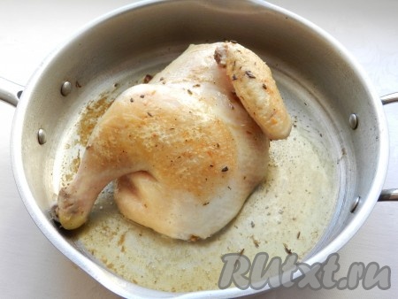 В сковороде разогреть растительное масло и обжарить курицу с обеих сторон до корочки. Переложить курицу со сковороды в форму для запекания.