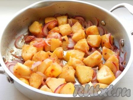 Посыпать айву и лук коричневым сахаром, перемешать и обжарить 1-2 минуты, затем влить яблочный сок, довести до кипения и снять с огня.
