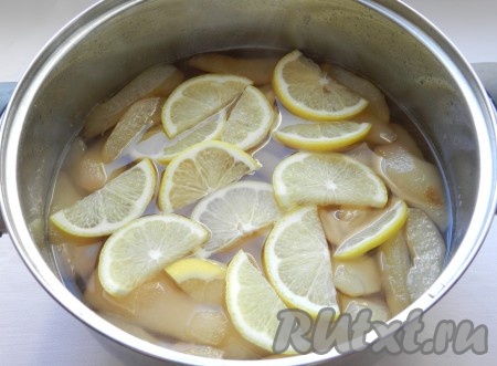Добавить дольки лимона к грушам, довести до кипения и варить на медленном огне еще 15 минут.

