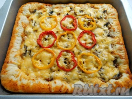 Запекать домашнюю пиццу в предварительно разогретой до 200 градусов духовке 20-25 минут. 
