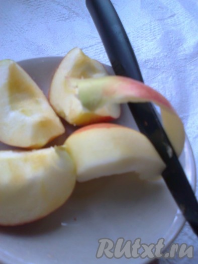 а затем очистить яблоки от кожуры (или сначала, кому как удобнее).

