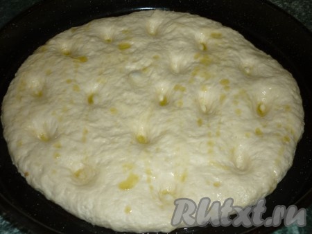 Перед тем как выпекать, картофельную фокаччу нужно сбрызнуть оливковым маслом и по всей поверхности  сделать пальцами углубления. 
