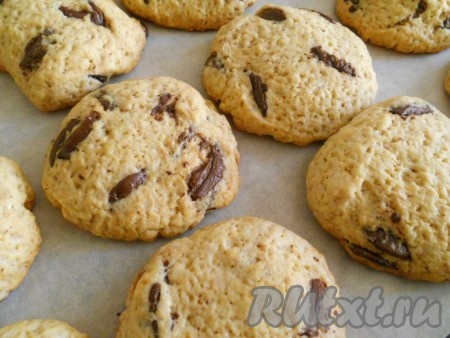 Выпекать печенье с шоколадными каплями в предварительно разогретой духовке при температуре 190-200 градусов 10-15 минут.